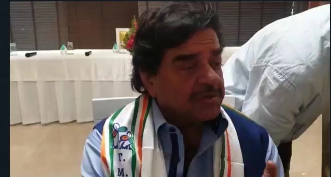 আলাপচারিতায় ব্যস্ত শত্রুঘ্ন