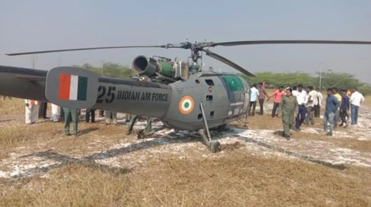 প্রযুক্তিগত কারণে খোলা মাঠে এমারজেন্সি ল্যান্ডিং বায়ুসেনার হেলিকপ্টারের