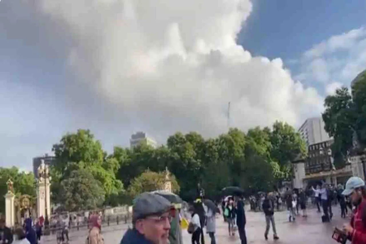 রানীর মৃত্যু, ব্যাকিংহাম প্যালেসের বাইরে জমছে ভিড়