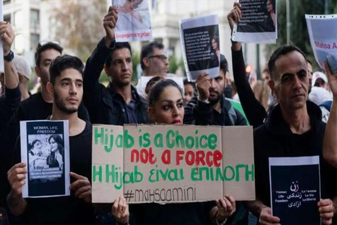 ইরানের হিজাব বিক্ষোভের আঁচ পড়েছে ৮০টি শহরে