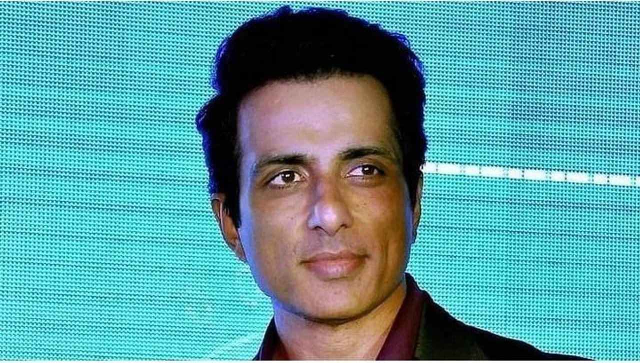 বন্যা কবলিত আসামে ত্রাণসামগ্রী দিলেন সোনু সুদ