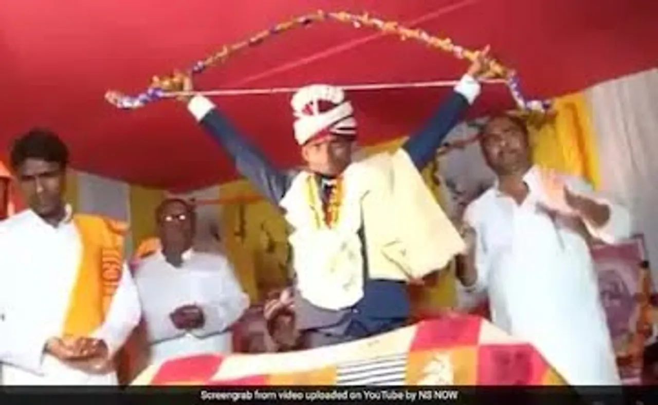 রামের মতো ধনুক ভেঙ্গে বিয়ে করলেন বিহারের এই যুবক