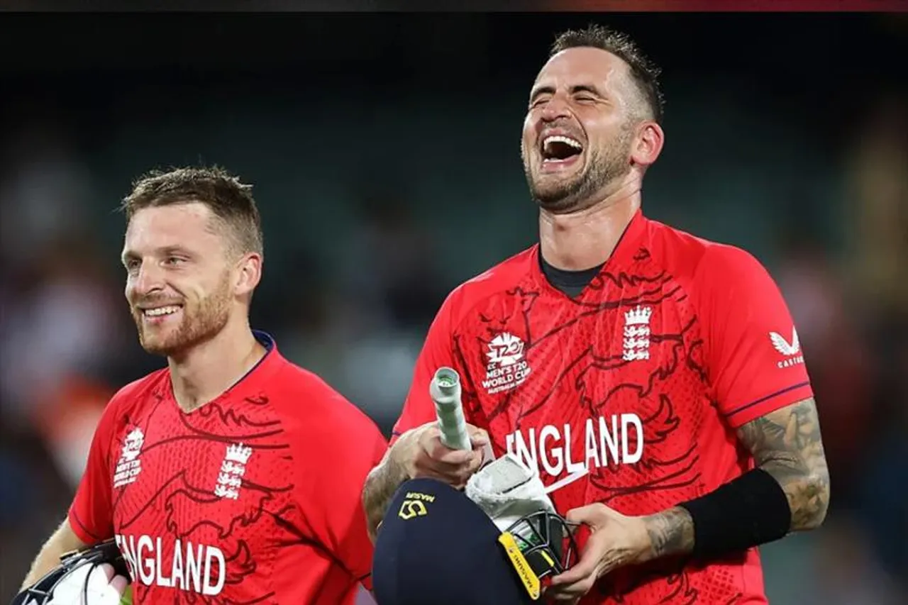 একের পর এক উইকেট পতন ইংল্যান্ডের