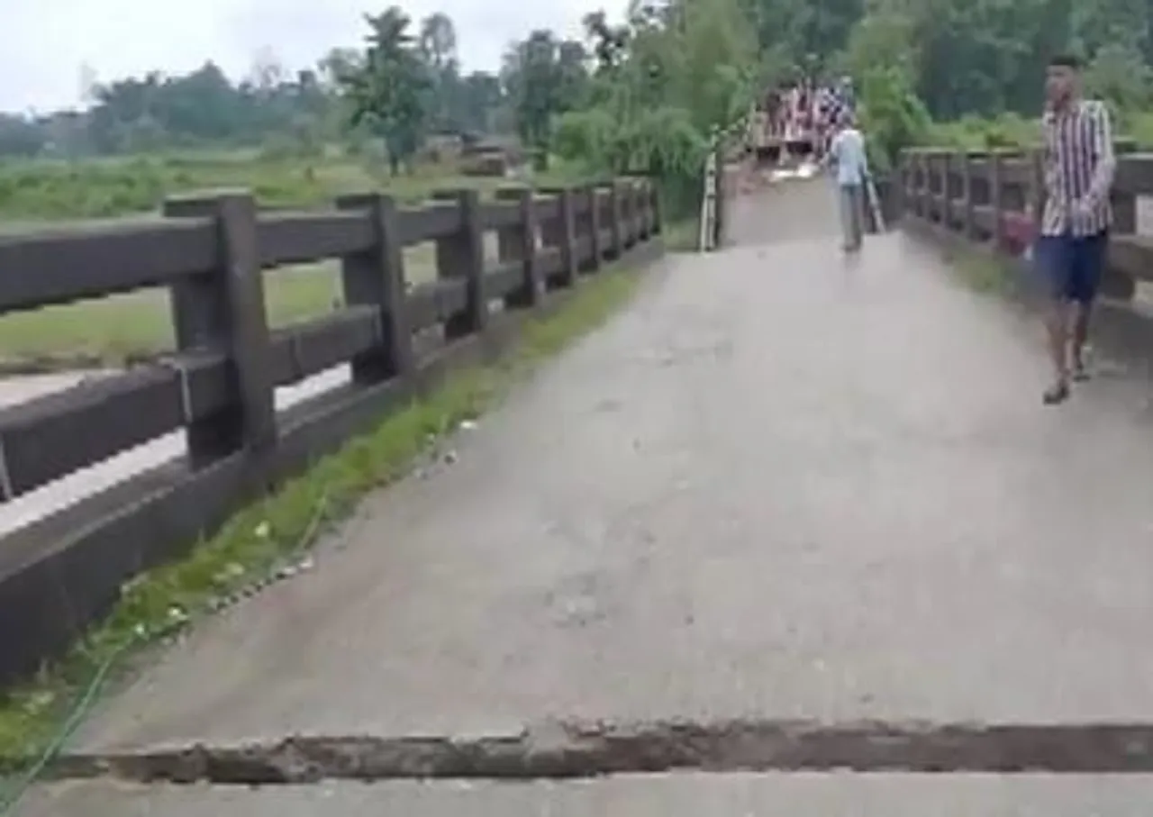 এক নাগাড়ে বৃষ্টিতে ফুঁসছে নদী, অসমে ভেঙে পড়ল সেতু