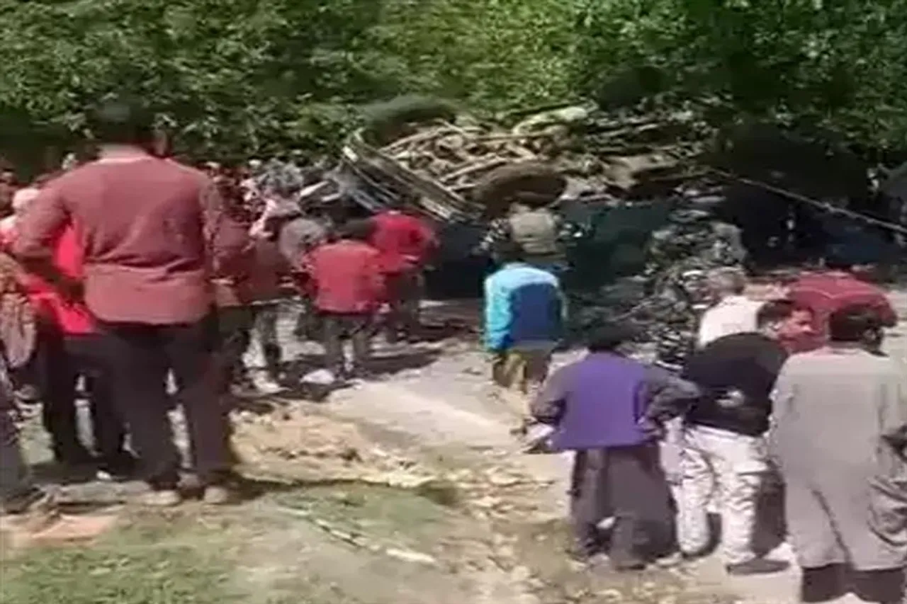 আহত জওয়ানদের দিকে সাহায্যের হাত বাড়িয়ে দিল উপত্যকাবাসী