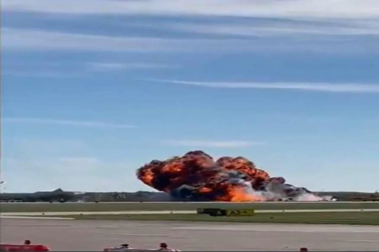 ডালাস বিমান সংঘর্ষ: দেখুন সংঘর্ষের মুহূর্তের ভিডিও