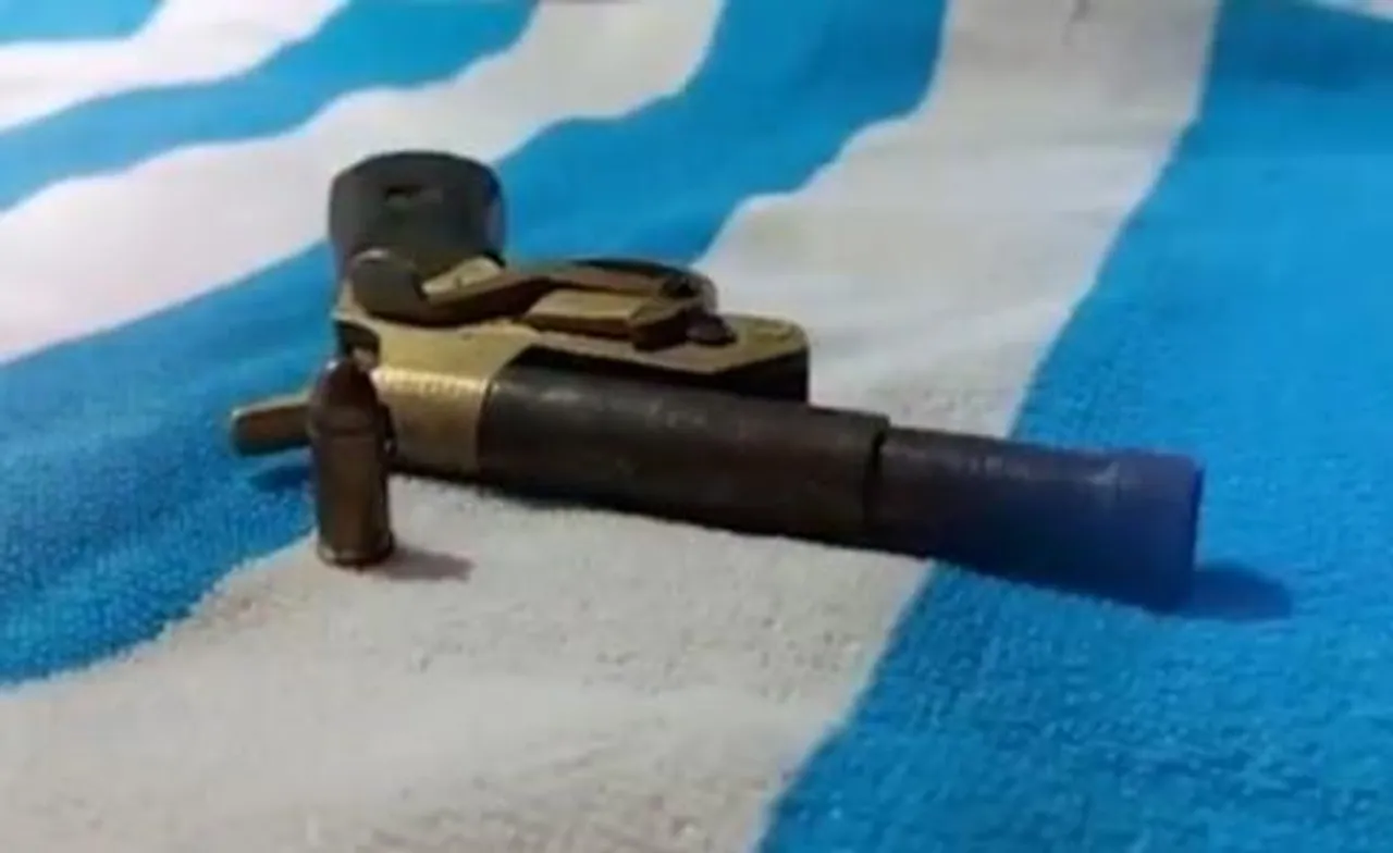 আগ্নেয়াস্ত্র এবং কার্তুজ সহ গ্রেপ্তার যুবক