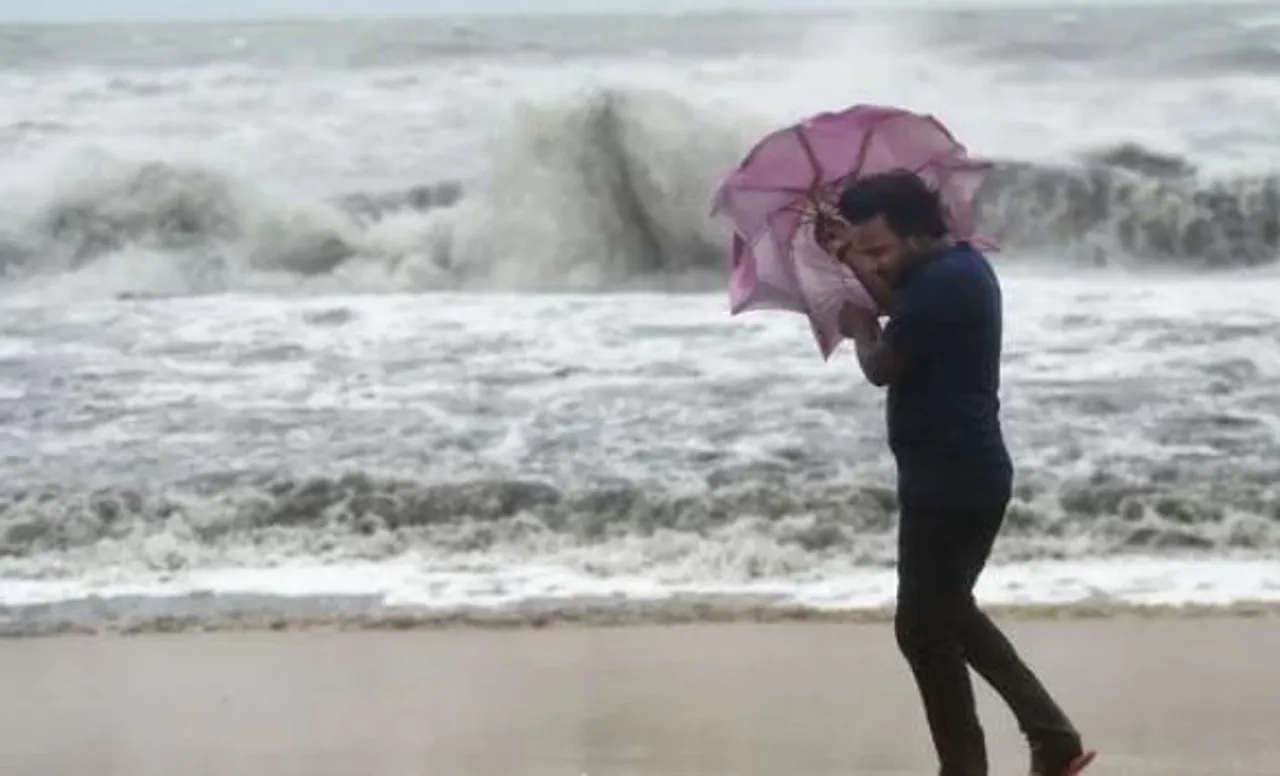 অশনি সংকেতঃ সোমবার ১২৫ কিমিতে বইবে ঝড়