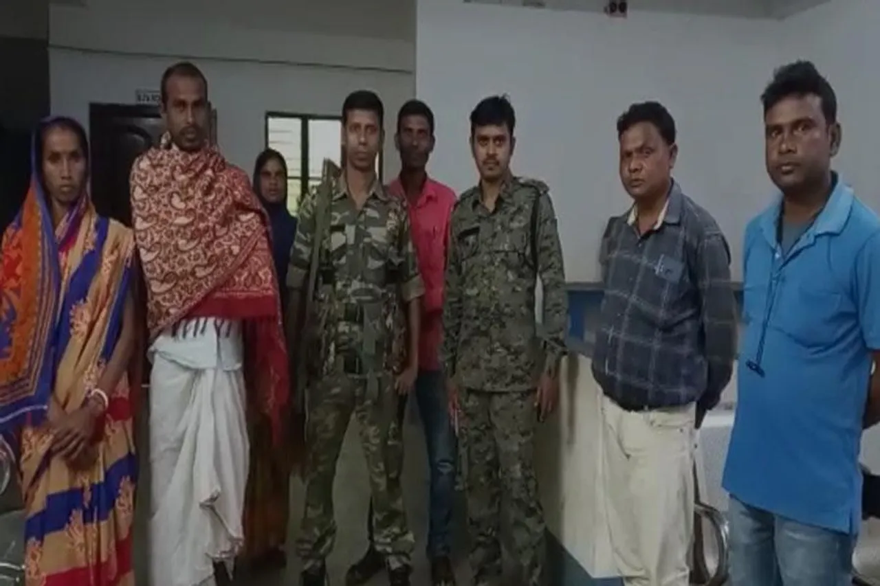 মানসিক ভারসাম্যহীন ব্যক্তিকে পরিবারের হাতে তুলে দিল পুলিশ