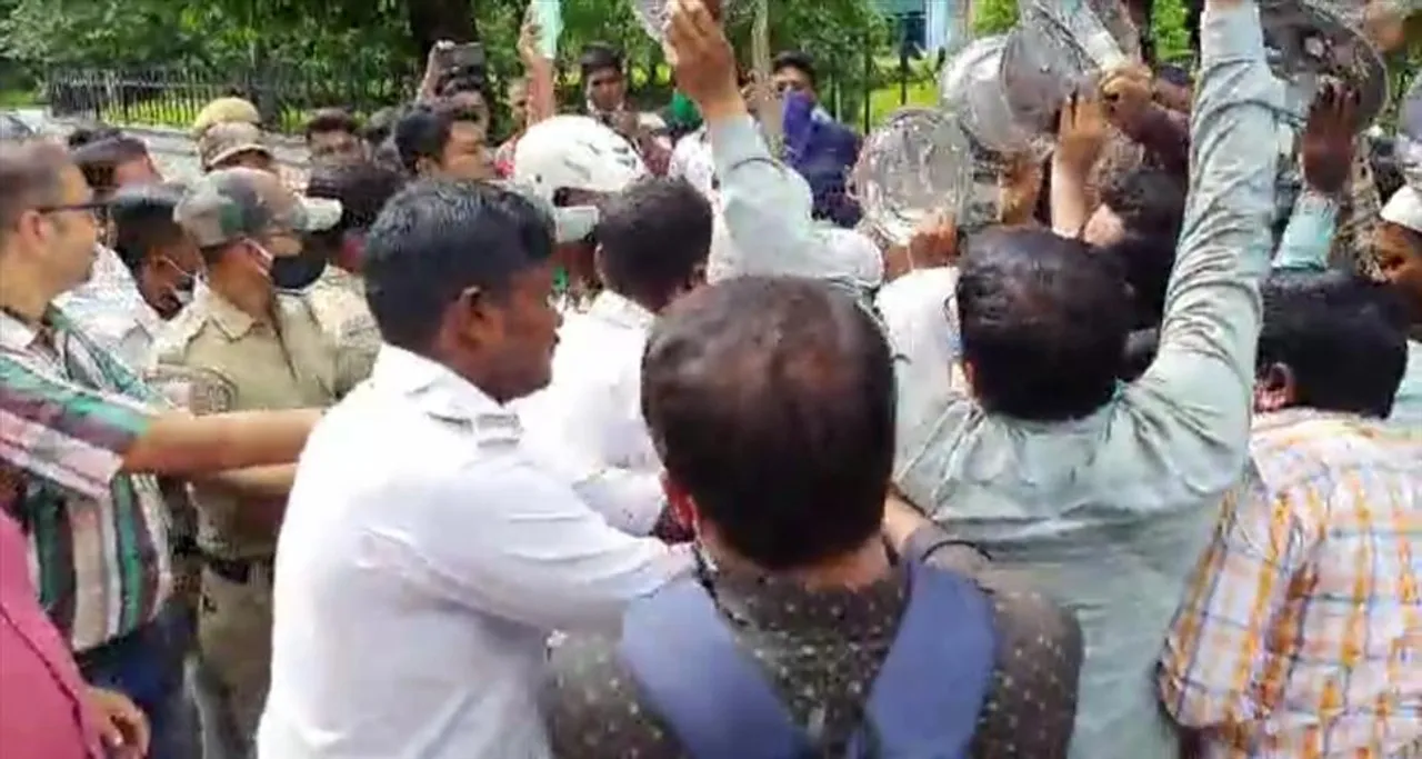 থালা বাজিয়ে মাদ্রাসা চাকরিপ্রার্থীদের বিক্ষোভ