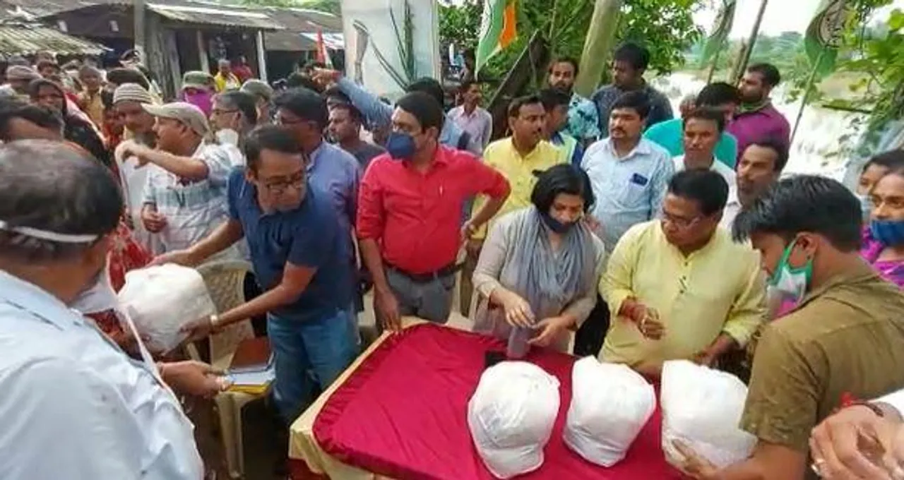 পিংলার বন্যা কবলিত এলাকায় ত্রান নিয়ে হাজির হলেন এলাকার বিধায়ক ও জেলা শাসক