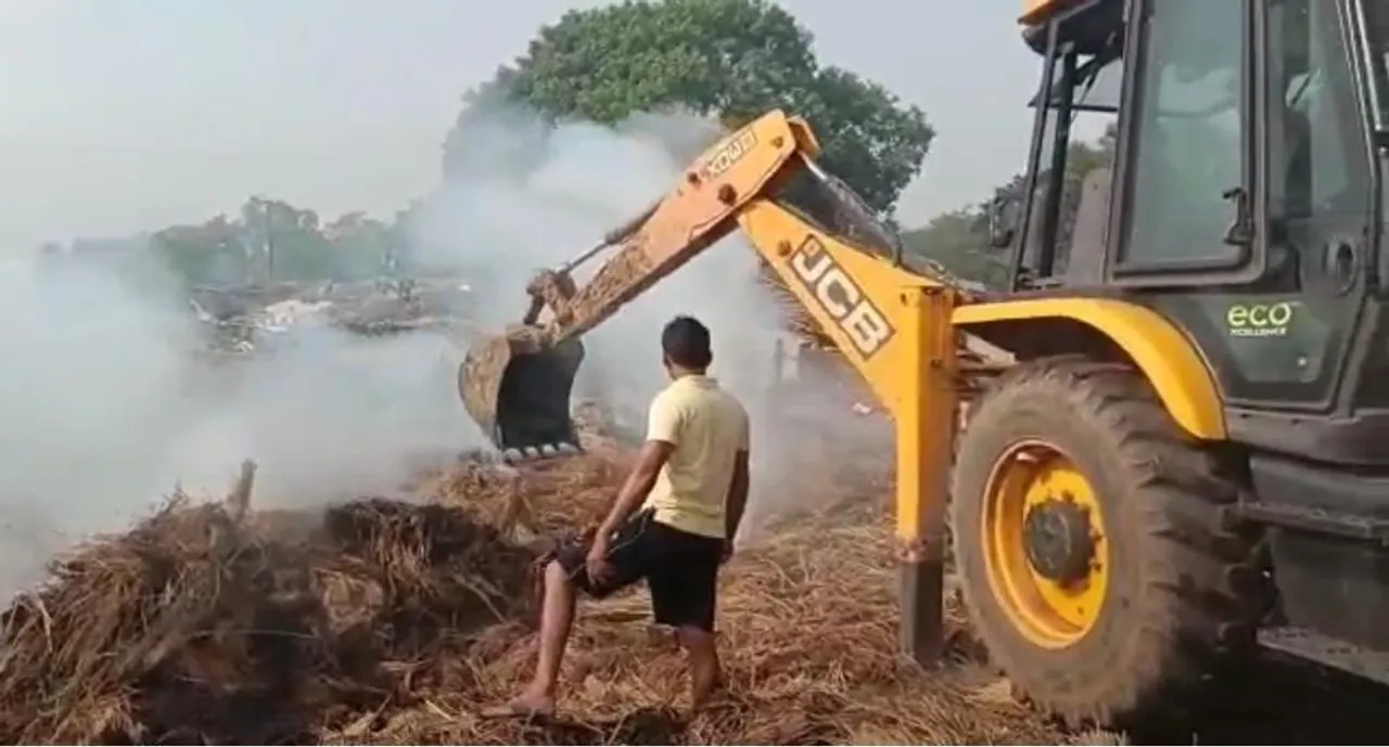 লাউদোহার মাধাইপুরে খড়ের পালুইয়ে আগুন , দমকলের চেষ্টায় আগুন নিয়ন্ত্রণে