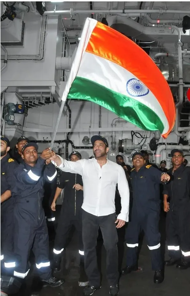 ভারতীয় নৌবাহিনীর নাবিকদের সঙ্গে সময় কাটালেন সলমন খান