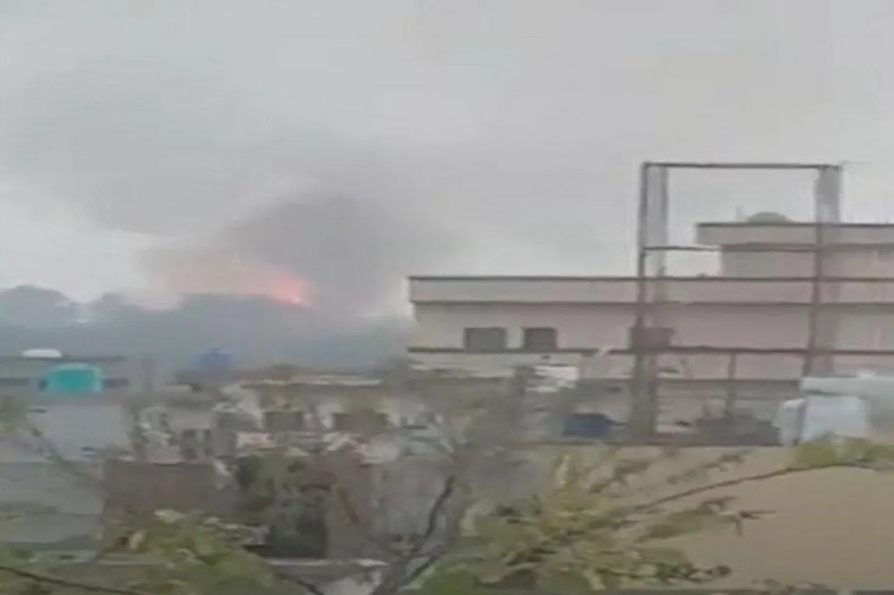 পরপর বিস্ফোরণে কাঁপল পাকিস্তানের সামরিক ঘাঁটি