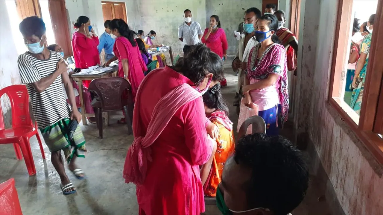 বনবস্তি এলাকায় টিকাকরণ প্রক্রিয়া শুরু করল আলিপুরদুয়ার জেলা প্রশাসন