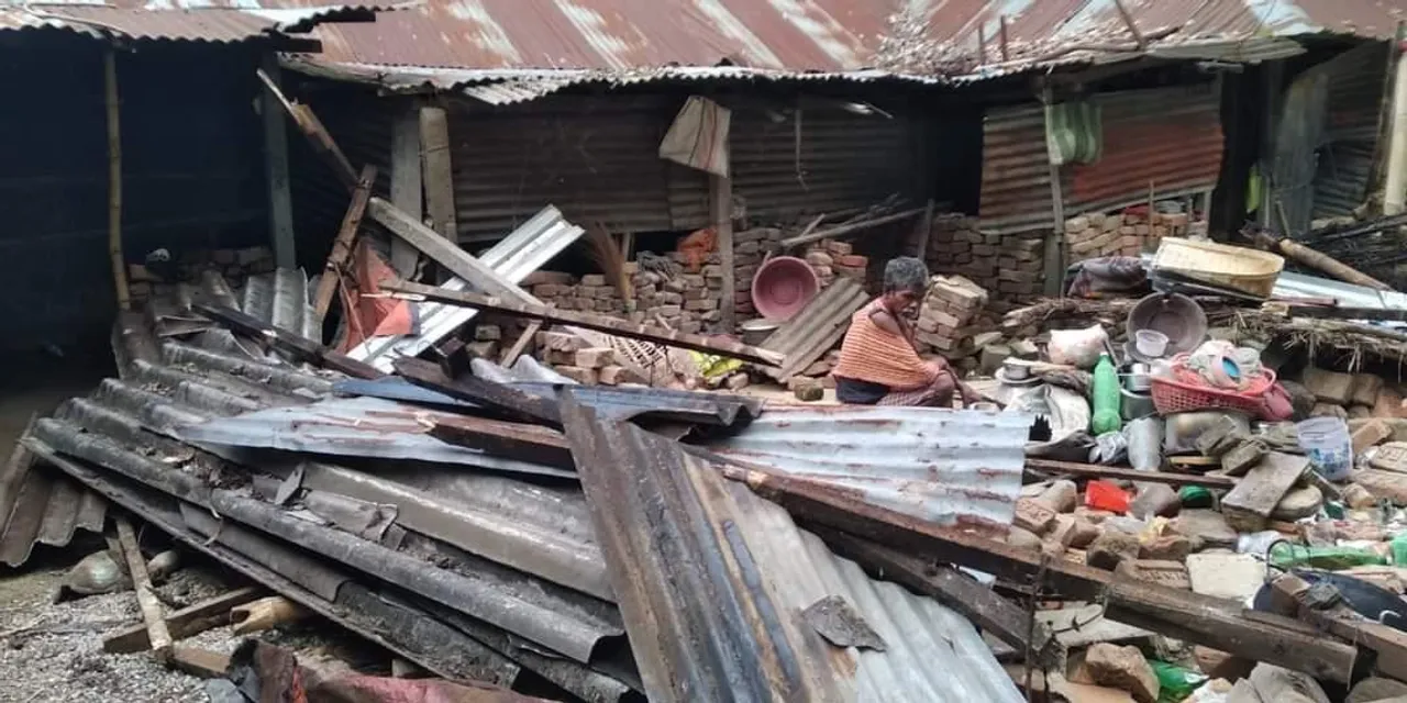 তিরিশ মিনিটের মধ্যে ৩টি পাকা বাড়ি ভেঙে তছনছ করল বুনো দাঁতাল হাতির দল