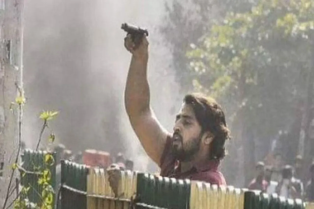 দিল্লীতে গাড়িতে গুলি চালানোর অভিযোগে গ্রেফতার