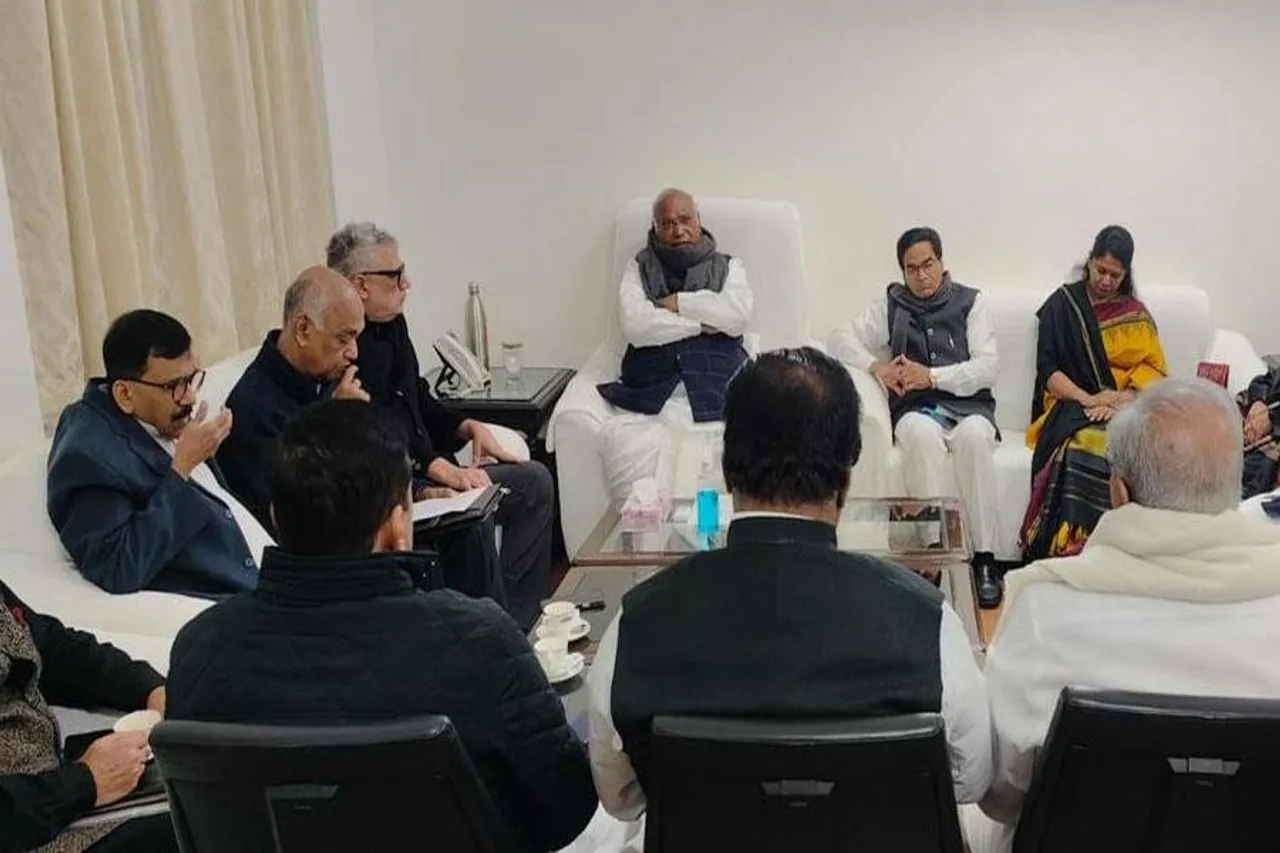 রণকৌশল ঠিক করতে বিরোধীদের সঙ্গে বৈঠকে বসলেন মল্লিকার্জুন খাড়গে