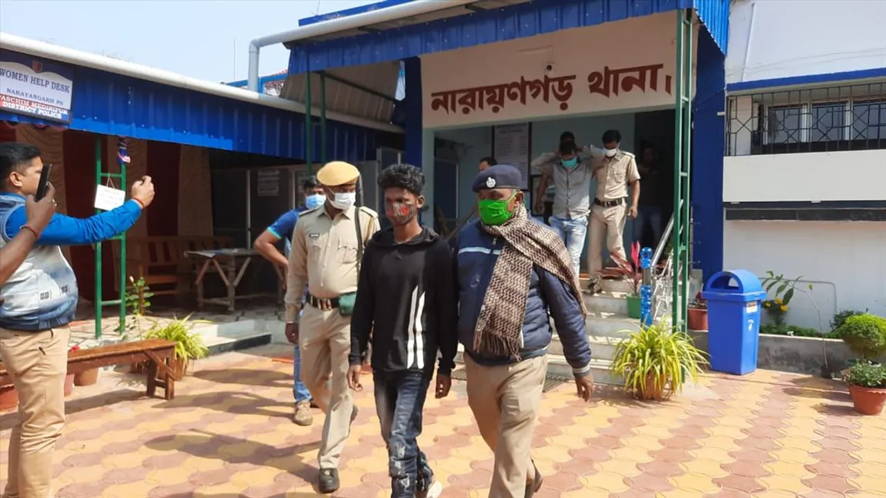 বিপুল পরিমাণ গাঁজাসহ দুই জনকে গ্রেফতার করল নারায়ণগড় থানার পুলিশ