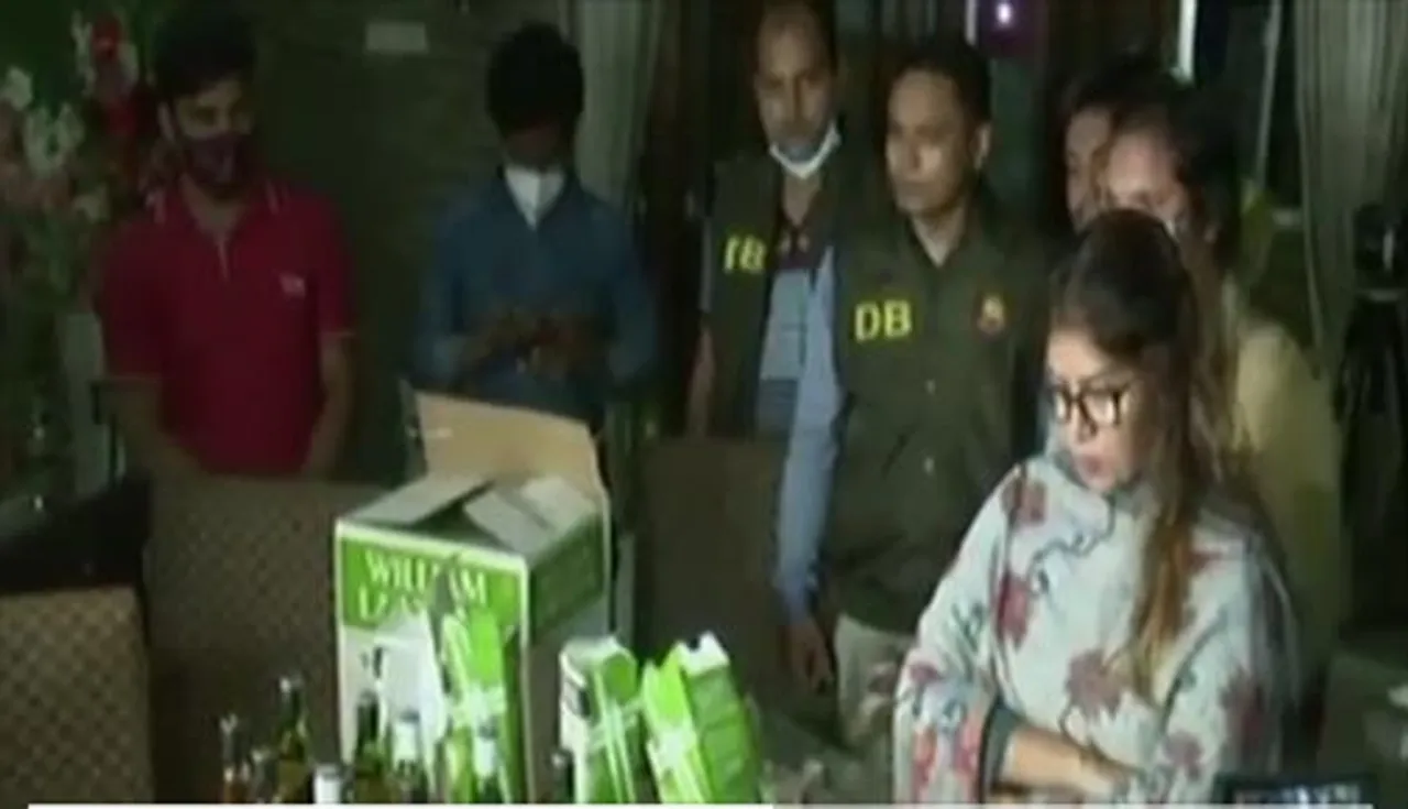 ঢাকায় মাদক সহ আটক মডেল ফারিয়া মাহবুব পিয়াসা ও মরিয়ম আক্তার মৌ