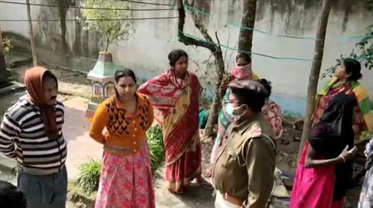 অর্ধনগ্ন অবস্থায় পড়ে গৃহবধূর মৃতদেহ, তীব্র চাঞ্চল্য এলাকায়