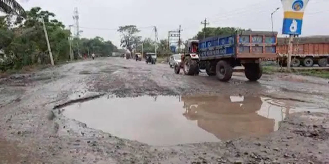 প্রবল বৃষ্টিতে ভেঙে গিয়েছে যাতায়াতের একমাত্র রাস্তা, প্রশাসন নির্বিকার