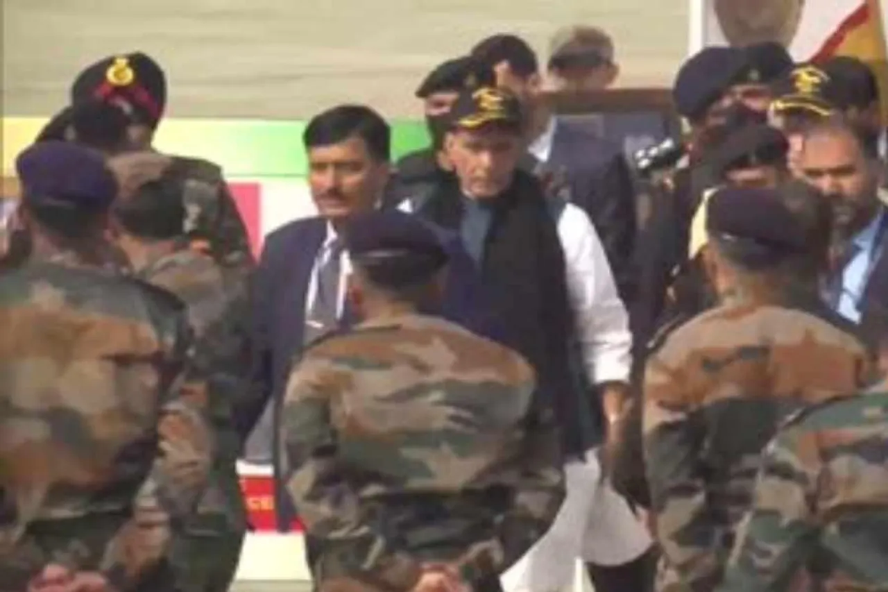 বুদগামে পৌঁছলেন প্রতিরক্ষা মন্ত্রী রাজনাথ সিং