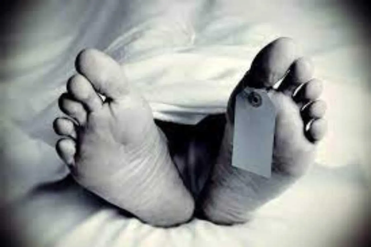 বাখরাবাদ স্টেশনে দাঁড় করিয়ে রাখা নতুন খালি লোকাল ট্রেনের রেক পাস করাতে গিয়ে এক্সপ্রেস ট্রেনের ধাক্কায় মৃত্যু হল গার্ডের