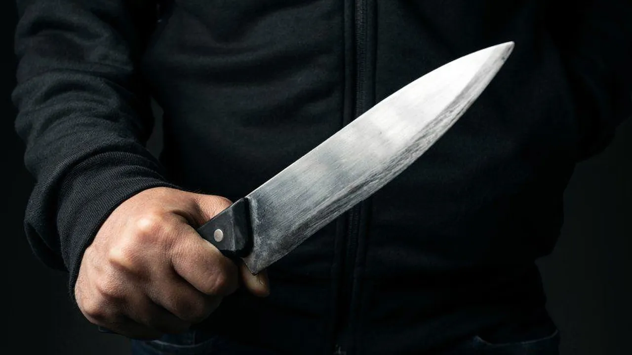 স্বামী-স্ত্রীর মধ্যে ঝগড়ার মাঝেই স্ত্রীর উপর ছুরি চালায় স্বামী