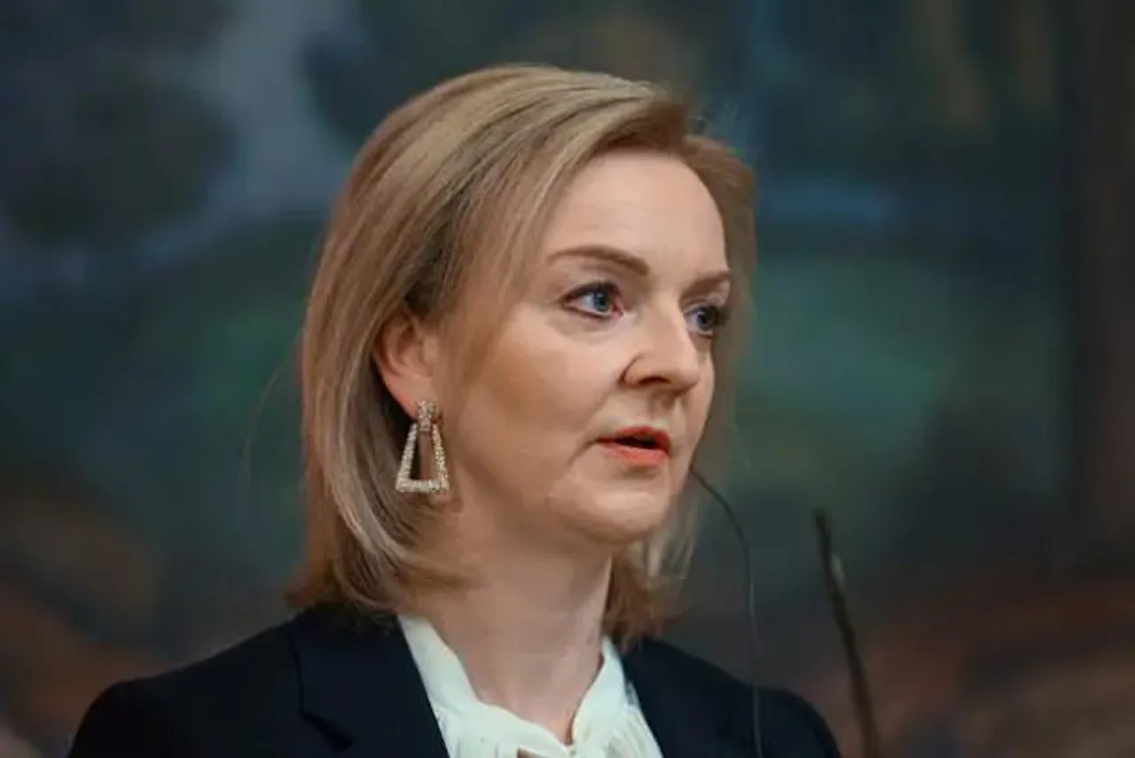 প্রধানমন্ত্রীত্ব রক্ষায় লড়ছেন লিজ ট্রাস