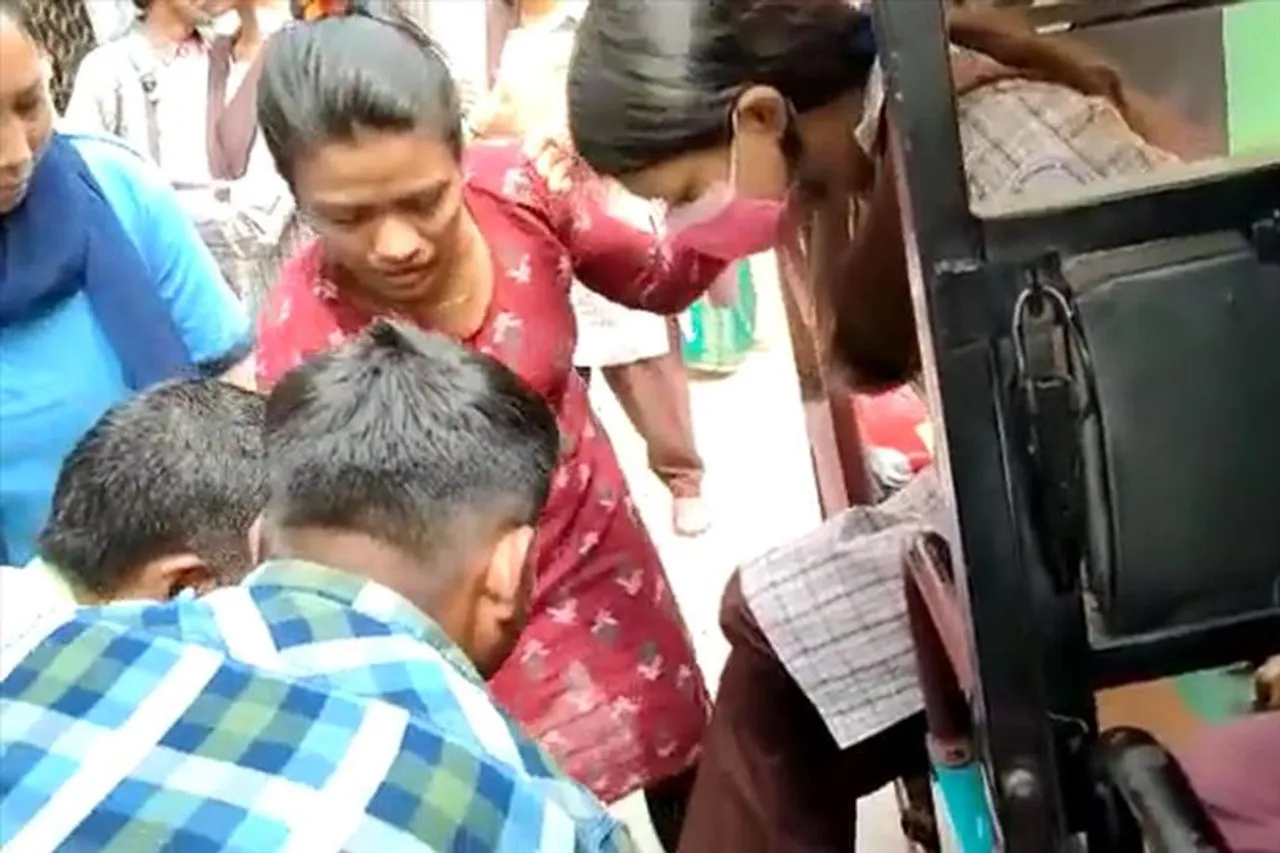 আহত ছাত্রীকে সাহায্য