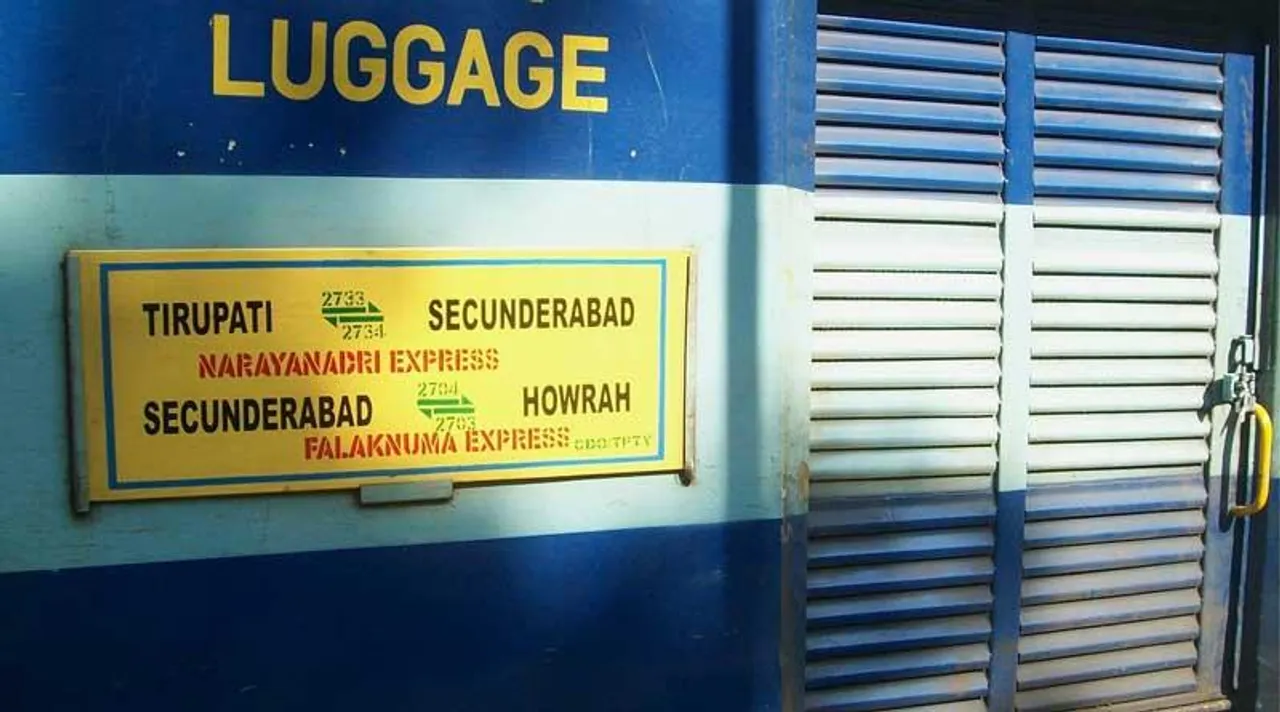 বড়সড় দুর্ঘটনা থেকে রক্ষা পেল ফলকনুমা এক্সপ্রেস