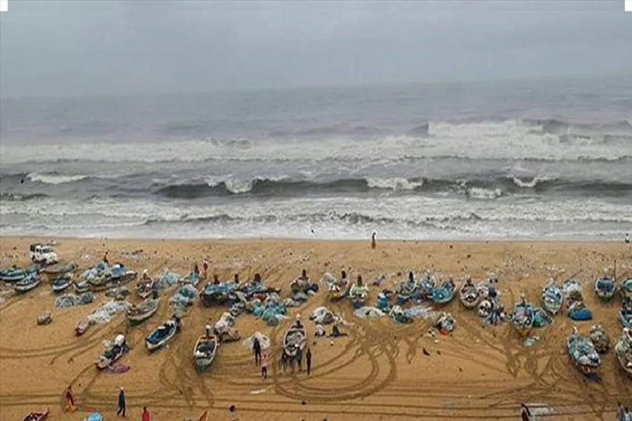 দুর্বল হচ্ছে ঘূর্ণিঝড়