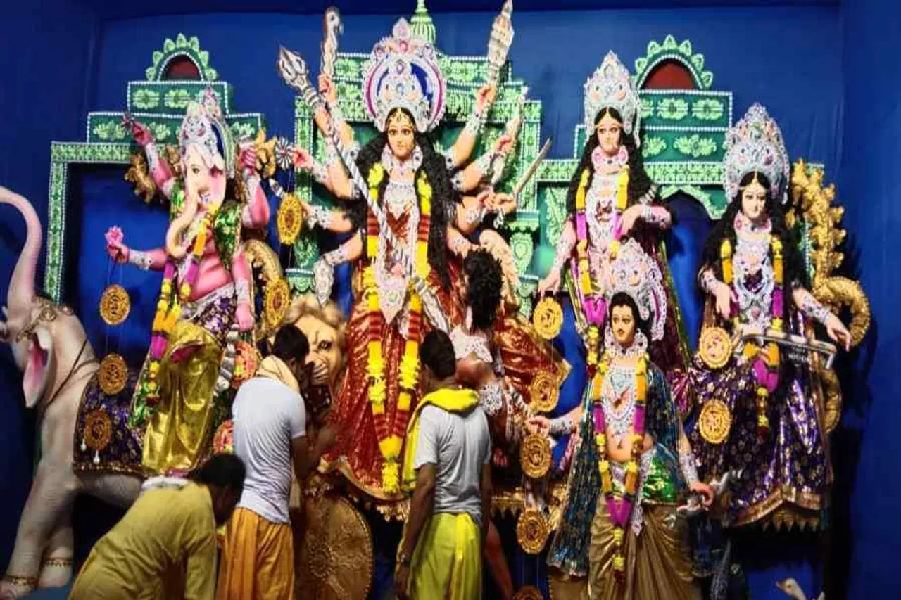 গোয়ারা সার্বজনীন দুর্গোৎসবে চলছে সপ্তমী পুজোর প্রস্তুতি