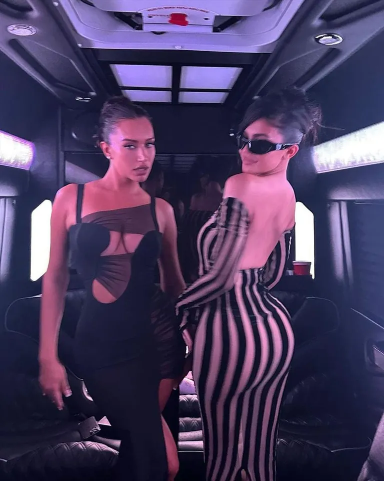 স্কিনি-ব্ল্যাক ড্রেসে লাস্যময়ী কাইলি