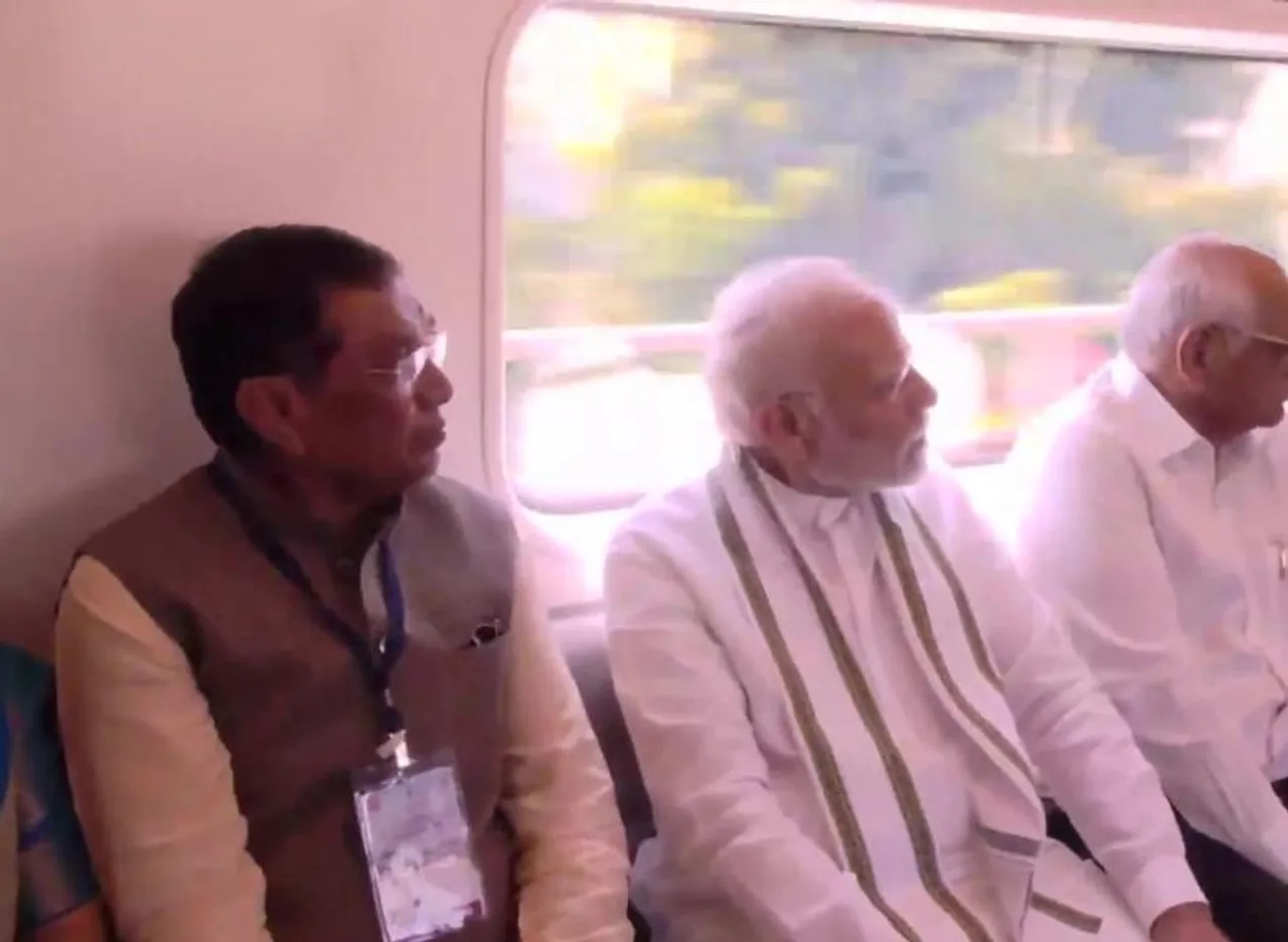 আমেদাবাদে মুখ্যমন্ত্রীকে নিয়ে মেট্রো সফরে প্রধানমন্ত্রী নরেন্দ্র মোদী