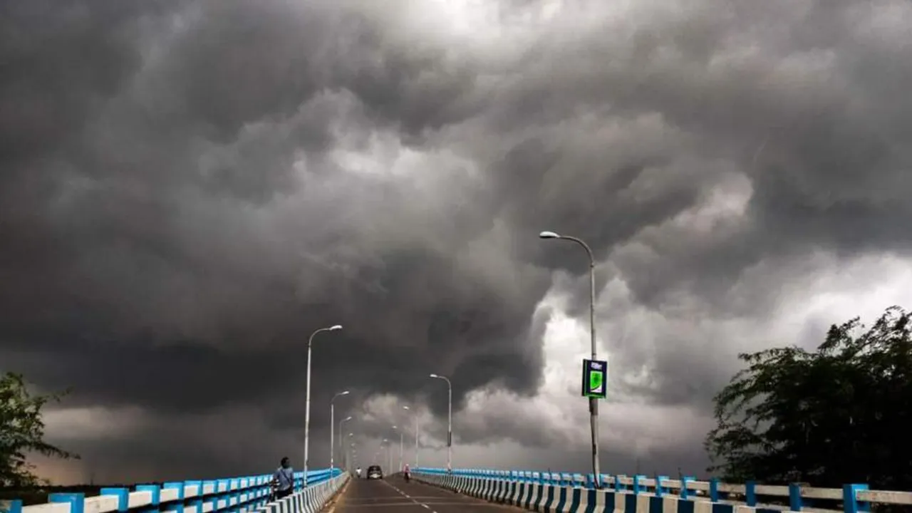 চোখ রাঙাচ্ছে জোড়া  নিম্নচাপ