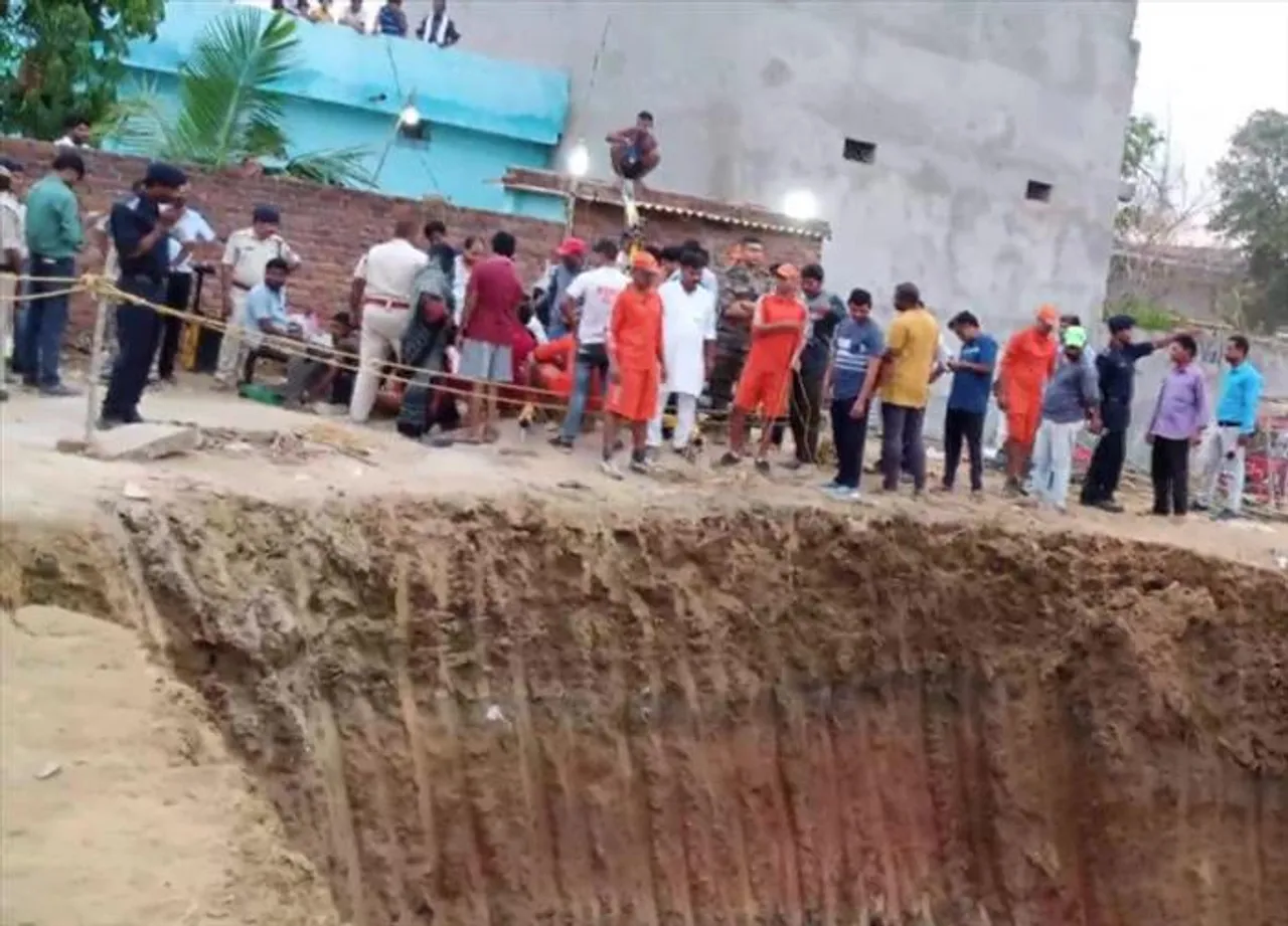 ৮০ ফুট নীচে পড়ে ছটফট করছে ১০ বছরের শিশু, চলছে উদ্ধারকাজ