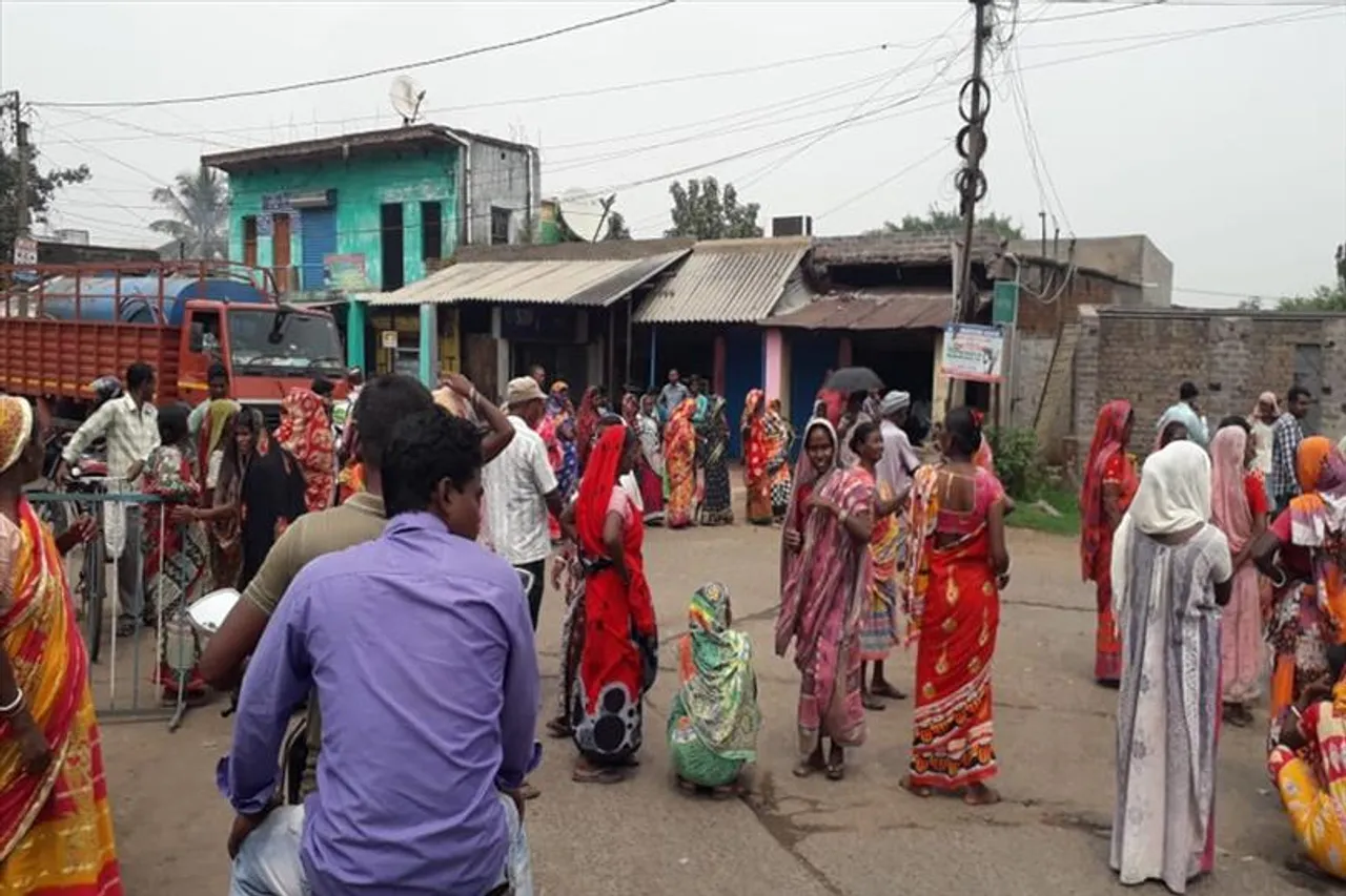 গ্রেফতার বাজি বিক্রেতা, পথ অবরোধ স্থানীয়দের