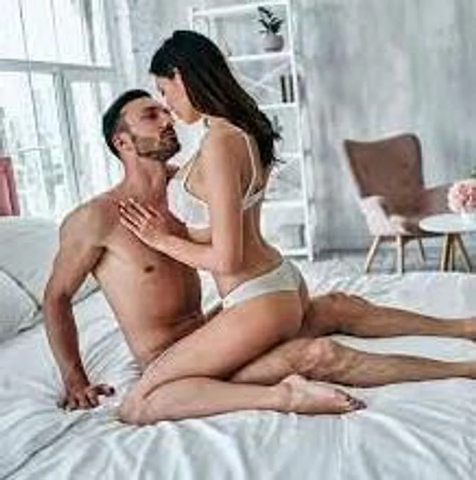 সঙ্গমের অনন্দ পেতে প্রথম থেকেই জোরে জোরে স্তন টিপুন