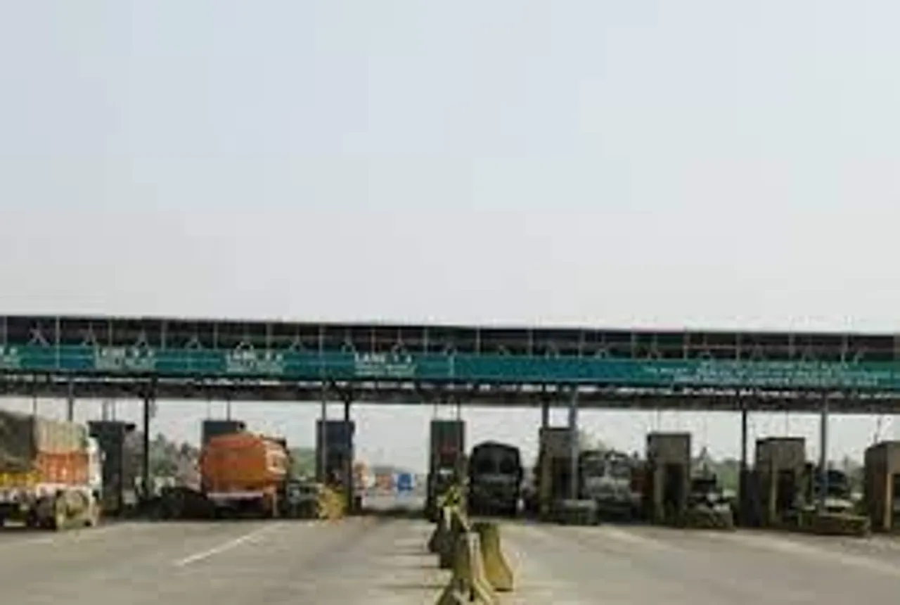 ডানকুনি টোল প্লাজার কাছে  কলকাতাগামী বাসে উদ্ধার প্রচুর অস্ত্র