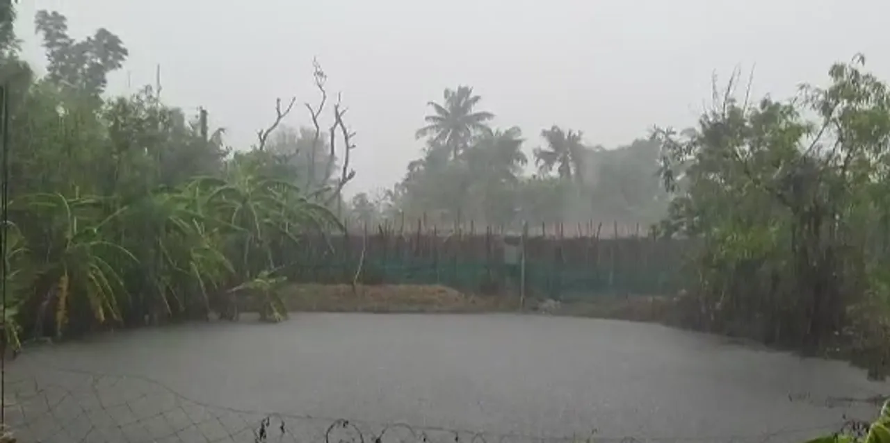 বজ্র বিদ্যুৎ সহ বৃষ্টি উপকূল বর্তী এলাকায়