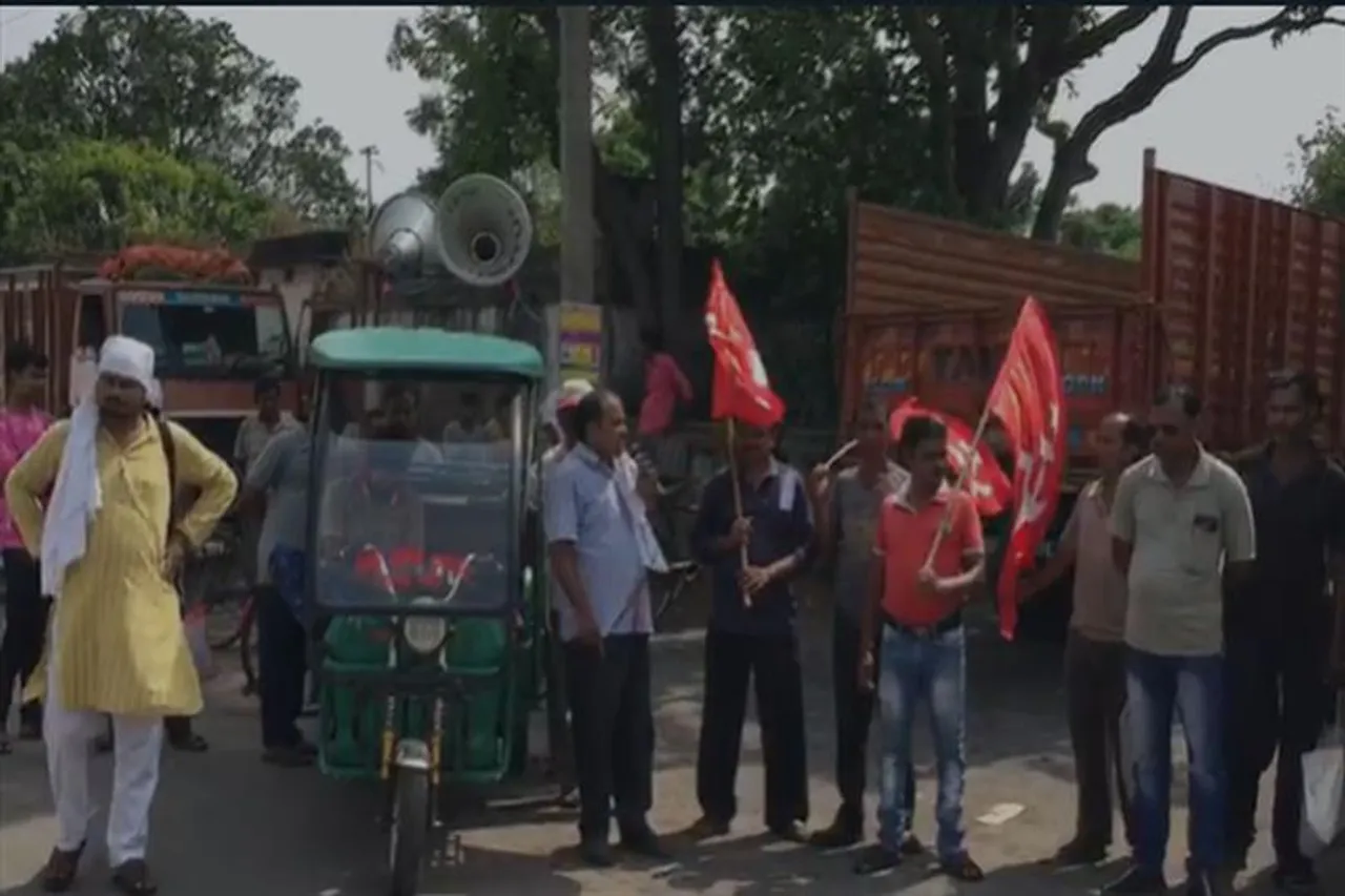 অস্থায়ী শ্রমিকদের স্থায়ীকরণের দাবিতে বিক্ষোভ