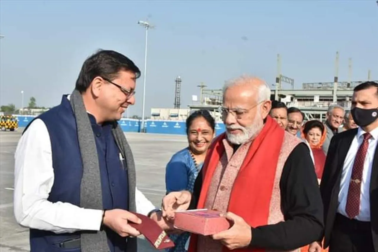 প্রধানমন্ত্রীকে ঐতিহ্যবাহী ক্যাপ উপহার মুখ্যমন্ত্রীর