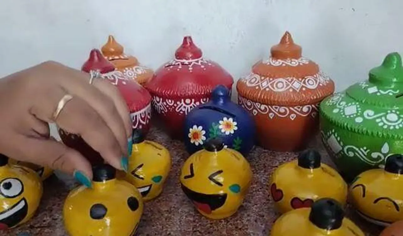 মাটির লক্ষ্মীর ভাঁড়ে বিভিন্ন ইমোজি এঁকে তাক লাগালেন 'শিল্পী'