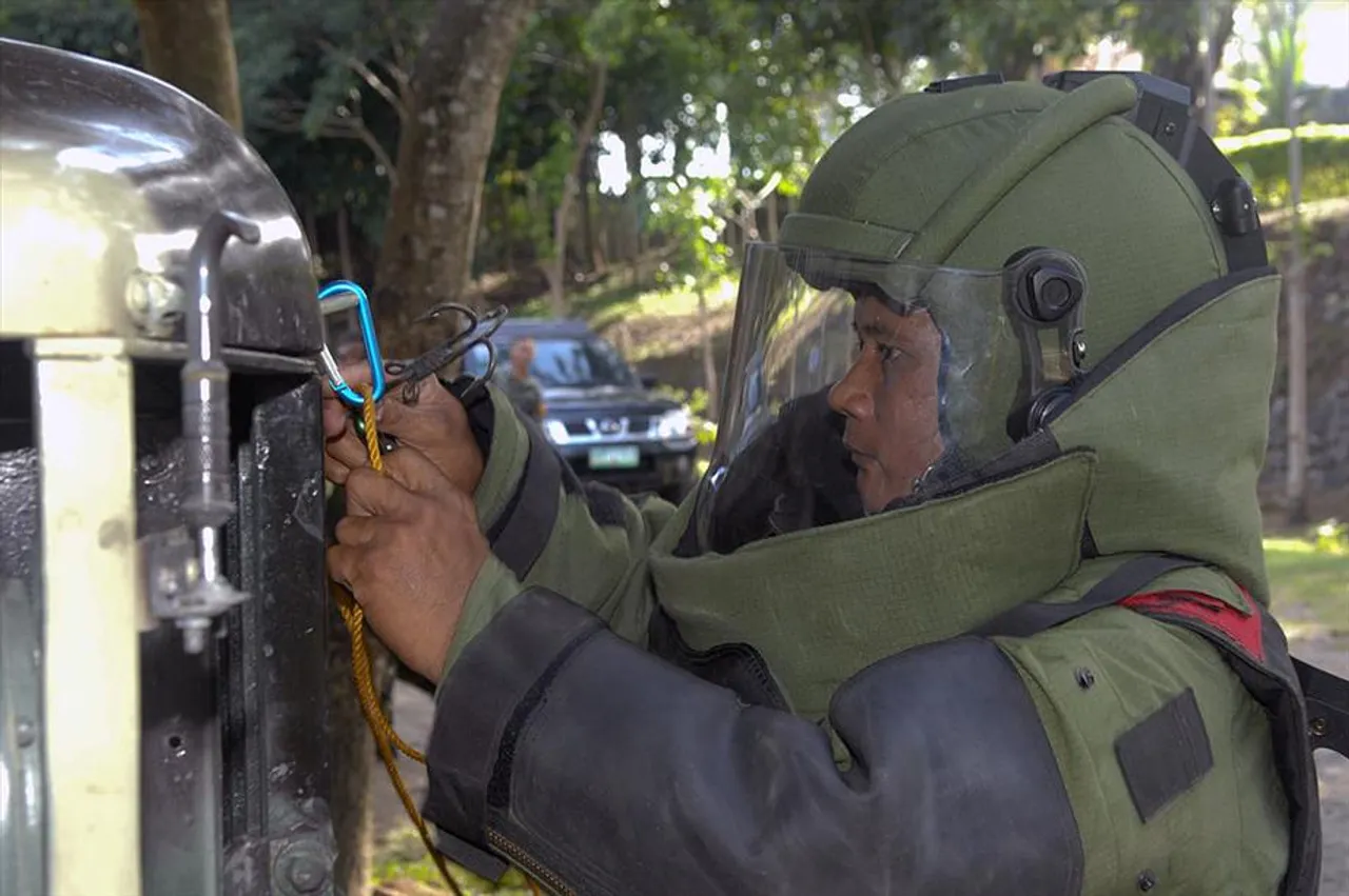 বোমার খোঁজে তল্লাশি চালাচ্ছে বম্ব স্কোয়াড