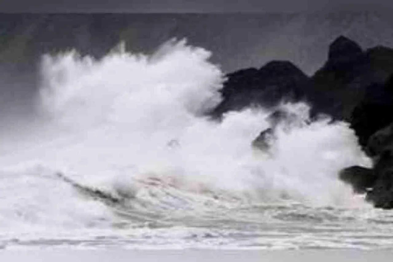 টাইফুন নানমাডোল, আছড়ে পড়ছে পাহাড় সমান উঁচু ঢেউ- দেখুন ভিডিও