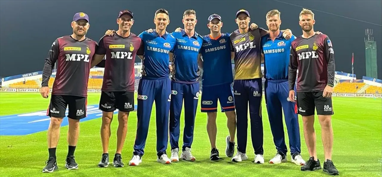 ম্যাচের পর এক ফ্রেমে ধরা দিলেন দুই দলের কিউয়ি প্লেয়ারেরা