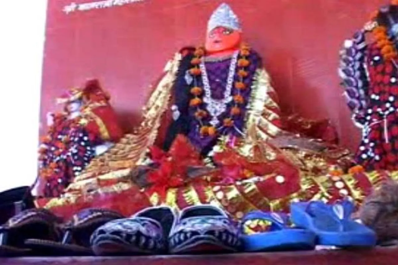 মন্দিরে ভক্তদের প্রসাদ দেওয়া হয় চপ্পল ও স্যান্ডেল