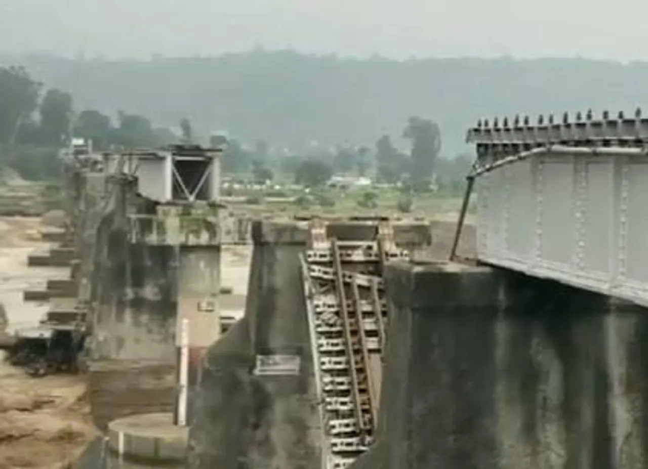 প্রবল বর্ষণে বিপর্যস্ত হিমাচল প্রদেশে ভেঙে পড়ল রেলের সেতু